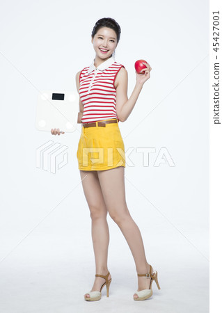 beautiful young woman announcing, shouting, speaking concept photo. attractive young woman isolated. 200 45427001