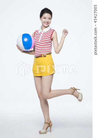 beautiful young woman announcing, shouting, speaking concept photo. attractive young woman isolated. 175 45427005