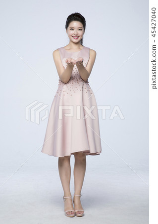 beautiful young woman announcing, shouting, speaking concept photo. attractive young woman isolated. 235 45427040