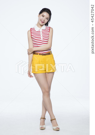 beautiful young woman announcing, shouting, speaking concept photo. attractive young woman isolated. 194 45427042