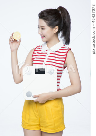 beautiful young woman announcing, shouting, speaking concept photo. attractive young woman isolated. 184 45427078