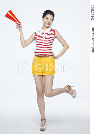 beautiful young woman announcing, shouting, speaking concept photo. attractive young woman isolated. 186 45427095