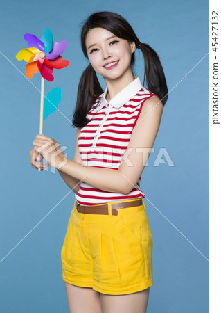 beautiful young woman announcing, shouting, speaking concept photo. attractive young woman isolated. 154 beautiful young woman announcing, shouting, speaking concept photo. attractive young woman isolated. 154 45427132