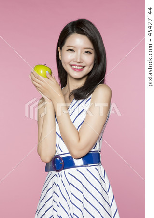 beautiful young woman announcing, shouting, speaking concept photo. attractive young woman isolated. 079 45427144