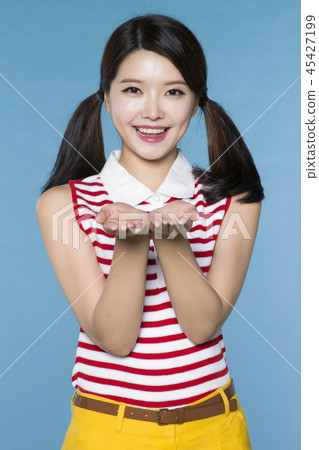 beautiful young woman announcing, shouting, speaking concept photo. attractive young woman isolated. 147 45427199
