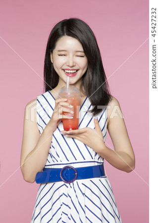 beautiful young woman announcing, shouting, speaking concept photo. attractive young woman isolated. 137 45427232