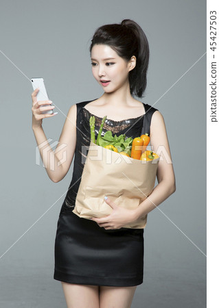 beautiful young woman shopping, sale concept photo. attractive young woman isolated. 185 beautiful young woman shopping, sale concept photo. attractive young woman isolated. 185 45427503