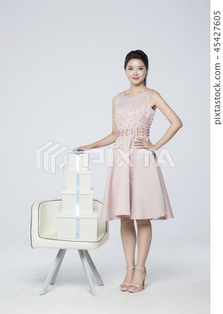 beautiful young woman shopping, sale concept photo. attractive young woman isolated. 150 45427605