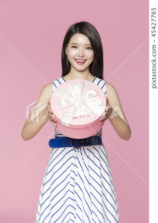 beautiful young woman shopping, sale concept photo. attractive young woman isolated. 050 beautiful young woman shopping, sale concept photo. attractive young woman isolated. 050 45427765