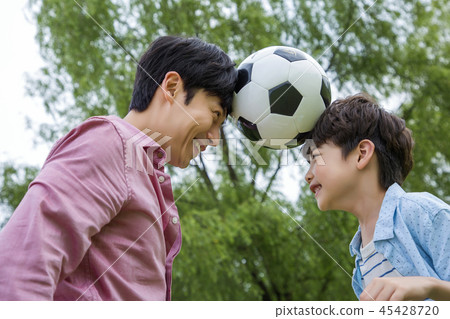 Family having picnic outdoors. Parents with two children relax in the park. Concept of happy family relations and carefree leisure time. 173 Family having picnic outdoors. Parents with two children relax in the park. Concept of happy family relations and carefree leisure time. 173 45428720