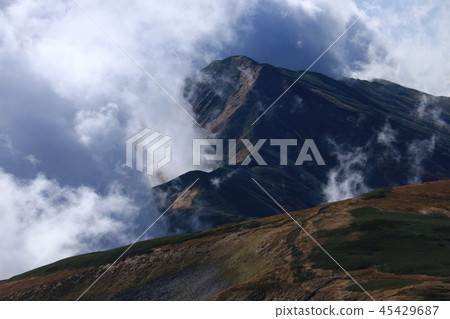 Mt. Ohintake的男性形像從東北Iide山脈的頂端 45429687