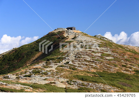 Tohoku Iide山脈Iitomi峰頂Honzan小屋遙遠的看法的頂端的看法 45429705