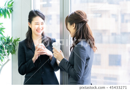 A woman advising 45433271