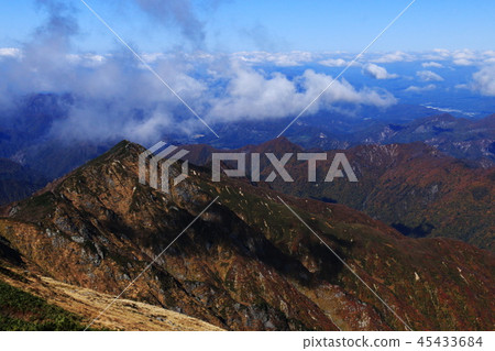 從東北Iide山脈的頂部可以看到一條山路 45433684