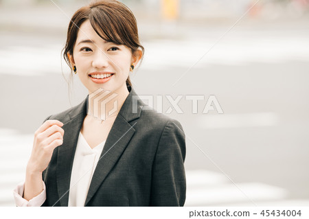 Japanese woman in suit in the city 45434004