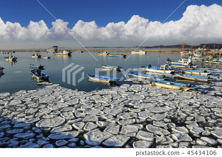 海邊與海冰漂泊冰的冬天風景 海邊與海冰漂泊冰的冬天風景 45434106