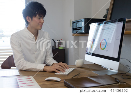 年輕人個人計算機個人業務設計工作 年輕人個人計算機個人業務設計工作 45436392