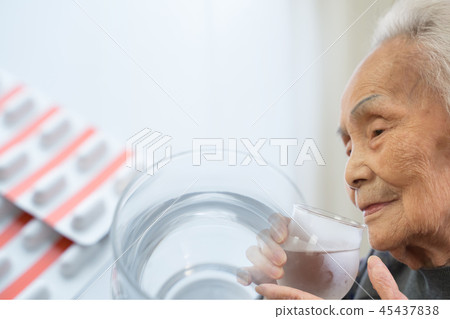 Drugs and Senior Women: OTC, OTC-like Drugs, Overdose 45437838