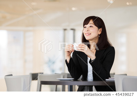 Cafe shared office coworking woman office business 45439027