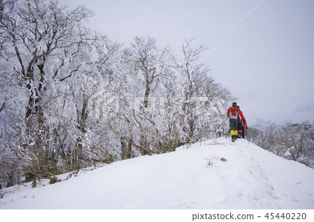 在雪冰山上徒步旅行 45440220