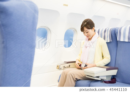 飛機飛行旅行的女人 45441110