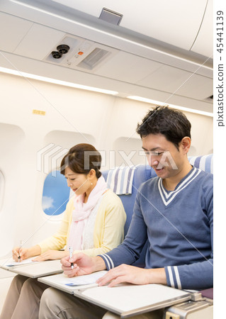 飛機機載旅行夫婦夫婦入境卡海關申請表 45441139