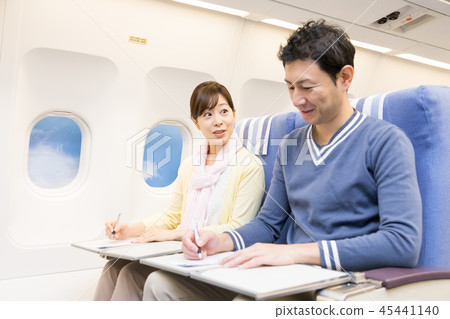 飛機機載旅行夫婦夫婦入境卡海關申請表 45441140