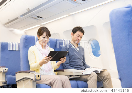 飛機機載旅行夫婦機上購物免稅 飛機機載旅行夫婦機上購物免稅 45441146