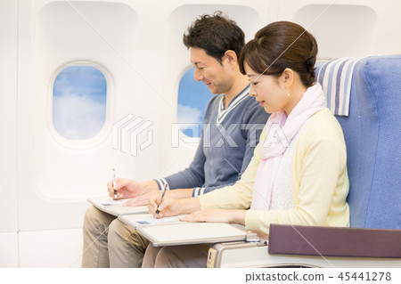 飛機機載旅行夫婦夫婦入境卡海關申請表 45441278