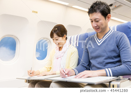 飛機機載旅行夫婦夫婦入境卡海關申請表 45441280