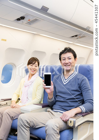 飛機機上旅行夫婦智能手機 45441307
