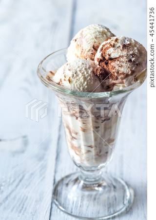 Vanilla-chocolate ice cream in a sundae glass 45441736