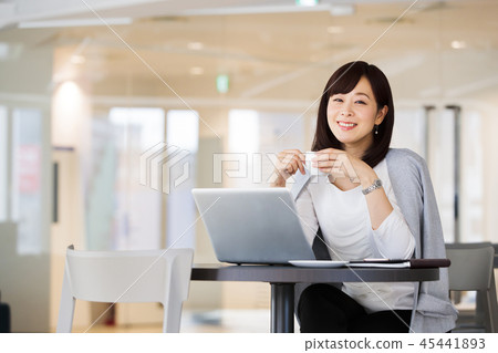 咖啡館共享的辦公室Coworking女人中間業務女商人 咖啡館共享的辦公室Coworking女人中間業務女商人 45441893