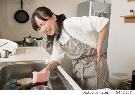 腰痛年輕的家庭主婦 45442197