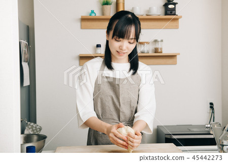 做麵包的年輕主婦日本婦女揉的麵包 做麵包的年輕主婦日本婦女揉的麵包 45442273