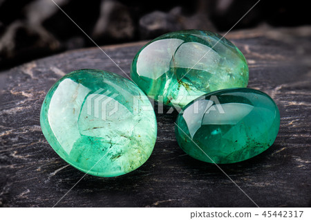 The emerald gemstone jewelry. 45442317