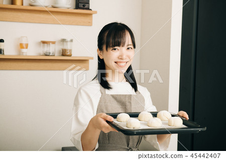 有烘烤板的年輕主婦 45442407