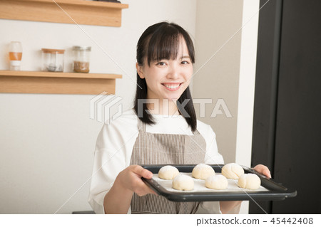 有烘烤板的年輕主婦 45442408