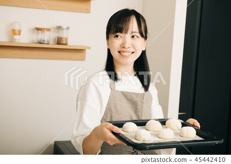 有烘烤板的年輕主婦 45442410
