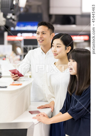 機場家庭旅行值機櫃檯 機場家庭旅行值機櫃檯 45445463