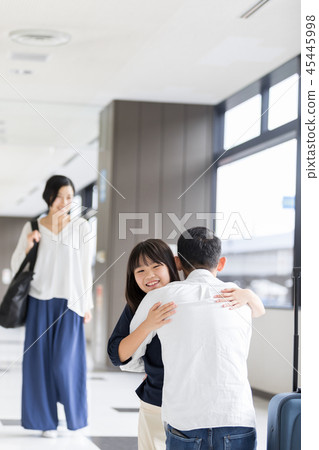 Airport hold each other 45445998