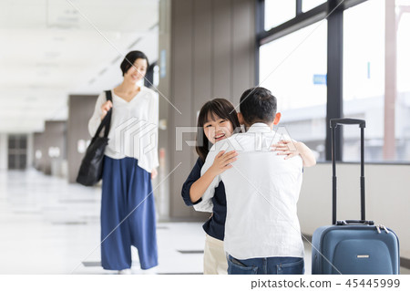 Airport hold each other 45445999
