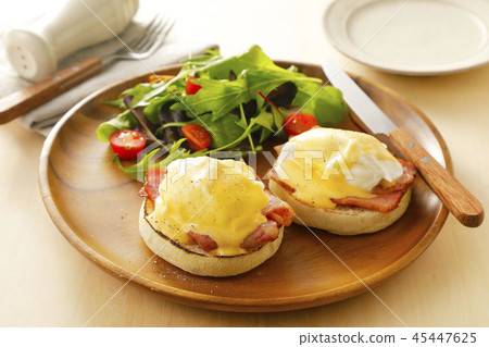 Eggs Benedict 45447625