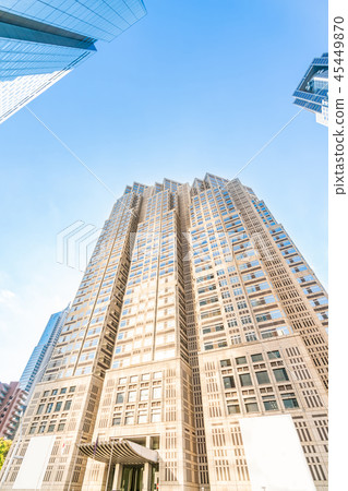 在西新宿附近的都市風景在晴朗的秋天 在西新宿附近的都市風景在晴朗的秋天 45449870