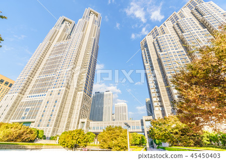 在西新宿附近的都市風景在晴朗的秋天 在西新宿附近的都市風景在晴朗的秋天 45450403