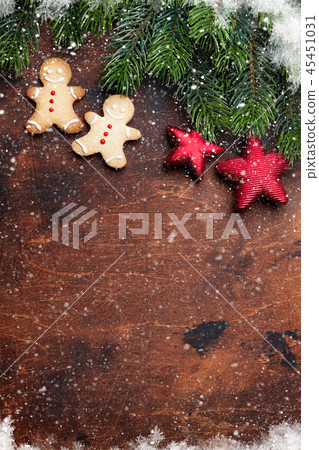 Christmas gingerbread cookies and fir tree 45451031