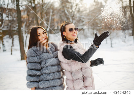 lyxury girls lyxury girls 45454245