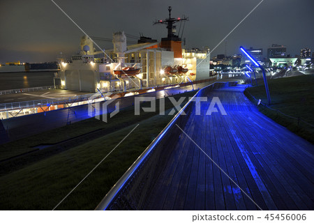 A night view of the Yokohama Osan Bridge [Ice Icebreaker Shirase] Inside the whales 45456006