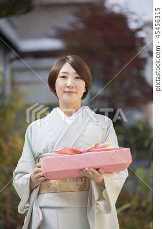 新年禮物年終禮物圖像和服圖女人 45456315