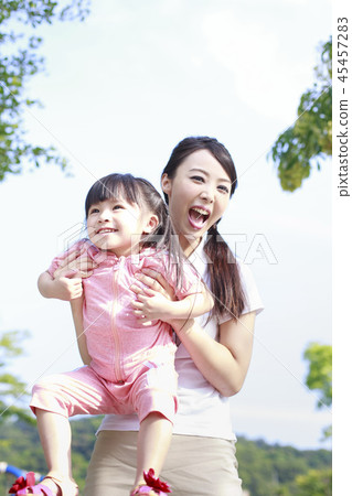 mother and daughter 45457283